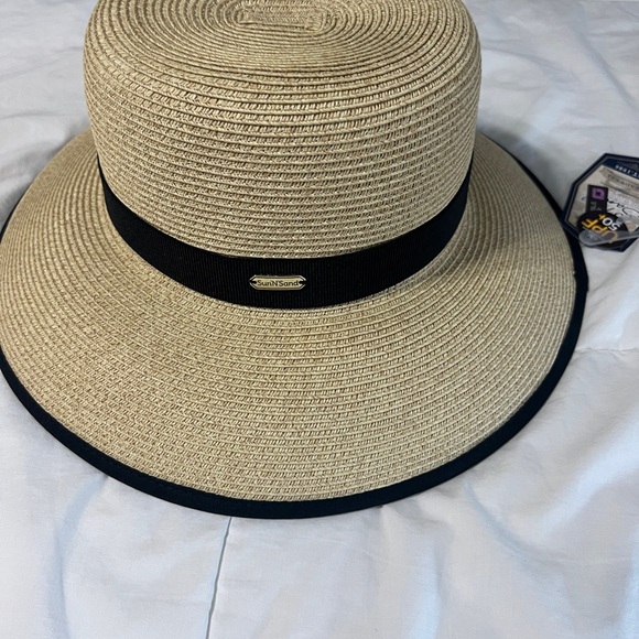 Chic Beige Sun Hat with Black Band and Gold Accent - Picture 2 of 3
